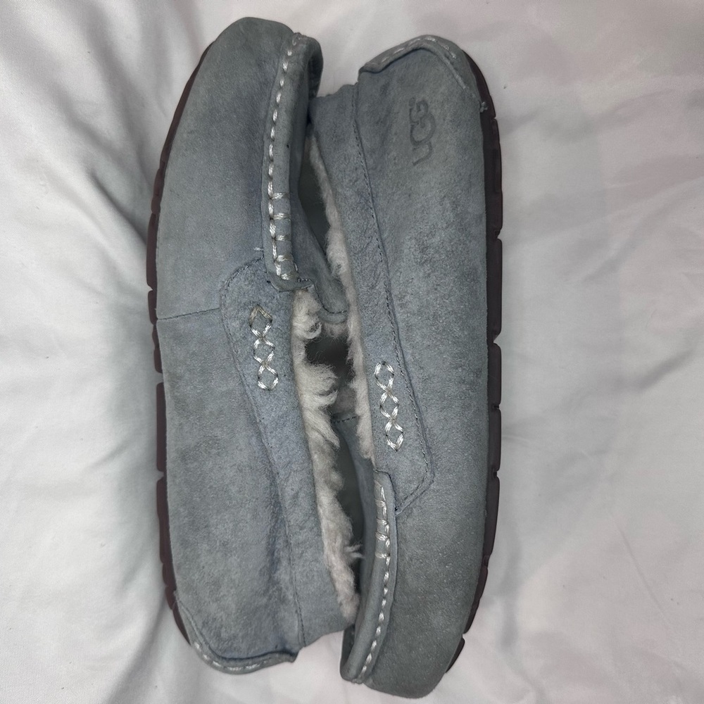 Women’s UGG loafers in a size 7 (5.5-6 in kids) - Picture 2 of 5